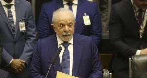 Em seu primeiro dia como presidente, Lula assina 52 decretos e 4 MPsLula também revogou outros atos do ex-presidente Jair Bolsonaro
