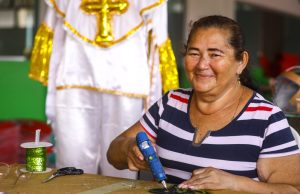 Carnaval na Floresta gera 20 mil postos de trabalho em ManausCostureiras, artesãos, produtores de adereços e outros, estão envolvidos no processo criativo da festa popular
