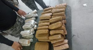 Base Arpão: 15 quilos de entorpecentes são apreendidos em embarcaçãoDroga foi encontrada dentro dos pneus dianteiros de um veículo