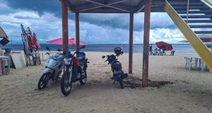 É PROIBIDO – Condutor é flagrado com moto na areia da Ponta Negra