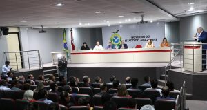 Wilson Lima dá posse a 18 aprovados no concurso da AfeamVictor Lima, o primeiro colocado na classificação geral do concurso, representou todos os aprovados na solenidade e destacou a felicidade de todos