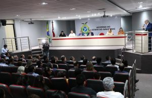 Wilson Lima dá posse a 18 aprovados no concurso da AfeamVictor Lima, o primeiro colocado na classificação geral do concurso, representou todos os aprovados na solenidade e destacou a felicidade de todos