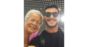 Famosos: Avó viraliza após abraçar ator Klebber Toledo em aeroportoA esposa do ator, Camila Queiroz, comentou a situação: " Eu entendo ela".