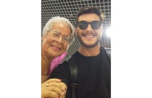 Famosos: Avó viraliza após abraçar ator Klebber Toledo em aeroportoA esposa do ator, Camila Queiroz, comentou a situação: " Eu entendo ela".