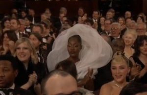 Cantora vira meme por atrapalhar visão na premiação do Oscar, entenda!A cantora Tems ficou marcada na história por usar um vestido que ocupava bastante espaço