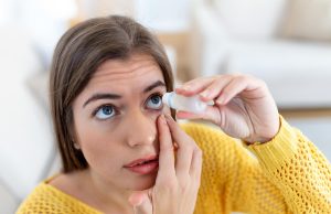 Cepa rara ocular nos EUA leva suspensão de colíriosMorte, cegueira e algumas pessoas precisaram ter olhos removidos cirurgicamente