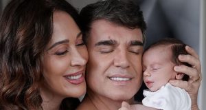 Claudia Raia encanta seguidores postando foto com filho caçula e maridoClaudia Raia, Jarbas Homem de Mello e Luca.