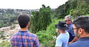 Prefeito de Manaus confirma obra urgente para conter erosão no Conjunto Boas NovasDavid almeida anuncia início dos trabalhos emergenciais de contenção de erosão em áreas de risco