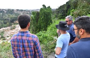 Prefeito de Manaus confirma obra urgente para conter erosão no Conjunto Boas NovasDavid almeida anuncia início dos trabalhos emergenciais de contenção de erosão em áreas de risco