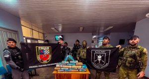 Policiais apreendem embarcação usada por narcotraficantes em TabatingaA embarcação tinha até cabine blindada!