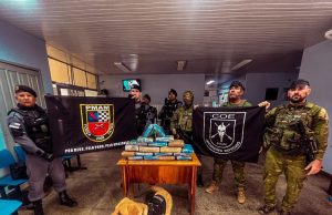 Policiais apreendem embarcação usada por narcotraficantes em TabatingaA embarcação tinha até cabine blindada!