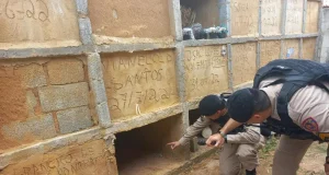 Mulher é ‘enterrada viva’ em MG e está em estado grave na UTISegundo a polícia, a mulher foi colocada no túmulo, sem caixão e foi encontrada por coveiros após ouvirem gritos de socorro.