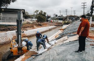 Prefeitura de Manaus conclui implantação de gabião na Torquato Tapajós e obra chega a 70% de execuçãoA Seminf realiza ainda a recuperação de 50 metros de rede de drenagem profunda no local.