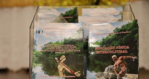 Professora lança livros voltados à educação escolar indígenaOs livros são resultados de 13 anos de pesquisa em campo realizadas pela autora