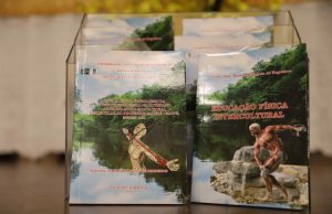 Professora lança livros voltados à educação escolar indígenaOs livros são resultados de 13 anos de pesquisa em campo realizadas pela autora