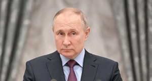Tribunal de Haia pede prisão de Vladimir PutinPutin é acusado por crimes de guerra, inclusive a deportação ilegal de crianças da Ucrânia para a Rússia