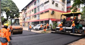 Obras de recapeamento chegam ao conjunto AyapuáO prefeito Davi Almeida, fiscalizou o avanço dos serviços do programa "Asfalta Manaus"