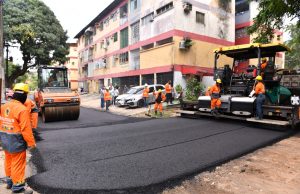 Obras de recapeamento chegam ao conjunto AyapuáO prefeito Davi Almeida, fiscalizou o avanço dos serviços do programa "Asfalta Manaus"