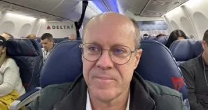 Empresário oferece US$ 100 mil para passageira retirar máscara em aviãoO norte-americano Todd Kirsch é famoso por promover desinformações sobre a Covid-19