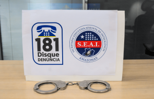 Denúncia feita ao Disque 181 resulta em prisão de mulher no aeroporto da França por tráfico de drogasAs informações indicavam que a suspeita estava com cerca de 80 cápsulas de droga no estômago. Denúncia feita ao Disque 181 resulta em prisão de mulher no aeroporto da França por tráfico de drogas