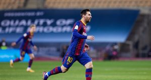 Barcelona formaliza proposta por Messi e espera aval de LaLigaA ideia do clube é abrir espaço no orçamento e poder avançar com oferta ao craque argentino