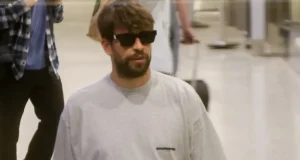 Piqué cumpre acordo com Shakira e chega sozinho em Miami para ver os filhosCumprindo o acordo que tem com Shakira sobre a guarda dos filhos, Gerard Piqué chegou sozinho à cidade de Miami, para passar alguns dias com os filhos. Piqué cumpre acordo com Shakira e chega sozinho em Miami para ver os filhos