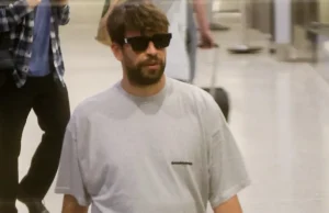 Piqué cumpre acordo com Shakira e chega sozinho em Miami para ver os filhosCumprindo o acordo que tem com Shakira sobre a guarda dos filhos, Gerard Piqué chegou sozinho à cidade de Miami, para passar alguns dias com os filhos. Piqué cumpre acordo com Shakira e chega sozinho em Miami para ver os filhos