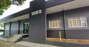 Polícia prende dupla envolvida em furtos utilizando dispositivo Chapolin, e outro suspeito por receptação qualificadaIndivíduos costumavam agir em estacionamento de estabelecimentos comerciais. Polícia prende dupla envolvida em furtos utilizando dispositivo Chapolin, e outro suspeito por receptação qualificada