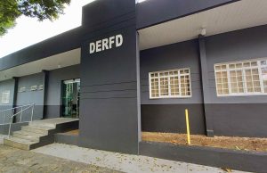 Polícia prende dupla envolvida em furtos utilizando dispositivo Chapolin, e outro suspeito por receptação qualificadaIndivíduos costumavam agir em estacionamento de estabelecimentos comerciais. Polícia prende dupla envolvida em furtos utilizando dispositivo Chapolin, e outro suspeito por receptação qualificada
