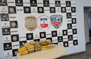 Polícia prendem indivíduo em posse de 30 quilos de drogas no porto São RaimundoO material ilícito foi encontrado dentro de uma mala. Polícia prendem indivíduo em posse de 30 quilos de drogas no porto São Raimundo