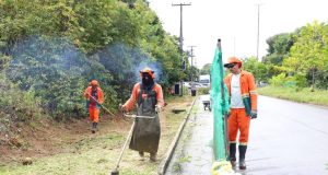 Avenidas de Manaus recebem serviço de limpeza da prefeituraDurante a ação, foram retirados entulhos e lixos das sarjetas, bem como realizada a poda de árvores que estavam com galhos comprometidos, oferecendo risco aos pedestres e motoristas.