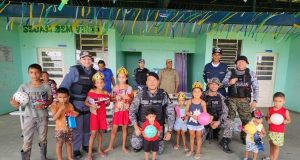 Base Arpão: Policiais realizam ação social para crianças na comunidade do Lira no rio SolimõesBrinquedos, material escolar e chocolates foram distribuídos na comunidade.
