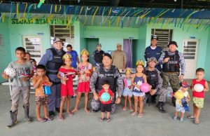 Base Arpão: Policiais realizam ação social para crianças na comunidade do Lira no rio SolimõesBrinquedos, material escolar e chocolates foram distribuídos na comunidade.