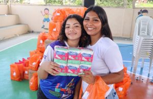 Em Rio Preto da Eva, Governo do Amazonas entrega mais de 3 mil pacotes de absorventes para alunas da rede pública