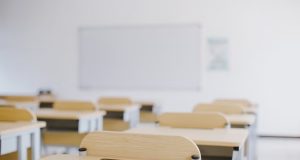 Professora reclama do aluno e os pais respondem com ameaça: “Vamos te fazer uma visitinha”.Bilhete pede para que a educadora não seja tão exigente, caso contrário receberá uma visita.