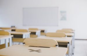 Professora reclama do aluno e os pais respondem com ameaça: “Vamos te fazer uma visitinha”.Bilhete pede para que a educadora não seja tão exigente, caso contrário receberá uma visita.