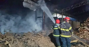 Incêndio atinge olaria em IrandubaSegundo o Corpo de Bombeiros, as chamas começaram na fornalha, onde estavam materiais de fácil combustão.