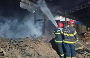Incêndio atinge olaria em IrandubaSegundo o Corpo de Bombeiros, as chamas começaram na fornalha, onde estavam materiais de fácil combustão.