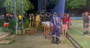 Jovem é baleado durante partida de futebol no CSU do Parque DezSegundo informações da polícia, a vítima foi atingida com tiros na perna e no braço.