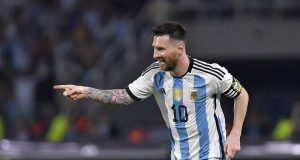 Al-Hilal faz oferta de mais de R$ 2 bilhões por MessiMas, parece que o campeão do mundo tem como prioridade continuar no futebol europeu.