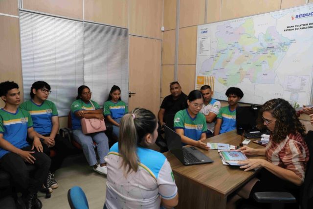 Alunos de Beruri premiados na maior feira de Ciências do país divulgam projeto em Manaus