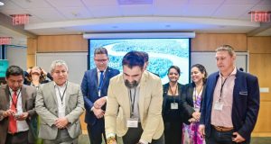 Amazonas assina criação da Câmara de Bioeconomia da Amazônia em MiamiIniciativa pretende facilitar investimentos para comercializar produtos da florestal no mercado global. Amazonas assina criação da Câmara de Bioeconomia da Amazônia em Miami