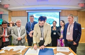 Amazonas assina criação da Câmara de Bioeconomia da Amazônia em MiamiIniciativa pretende facilitar investimentos para comercializar produtos da florestal no mercado global. Amazonas assina criação da Câmara de Bioeconomia da Amazônia em Miami