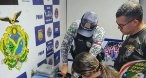 Cão policial localiza mais de 20 quilos de entorpecentes dentro de embarcação em Coari-AMDroga foi localizada em duas malas no 3° piso da embarcação. Cão policial localiza mais de 20 quilos de entorpecentes dentro de embarcação em Coari-AM