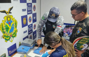 Cão policial localiza mais de 20 quilos de entorpecentes dentro de embarcação em Coari-AMDroga foi localizada em duas malas no 3° piso da embarcação. Cão policial localiza mais de 20 quilos de entorpecentes dentro de embarcação em Coari-AM