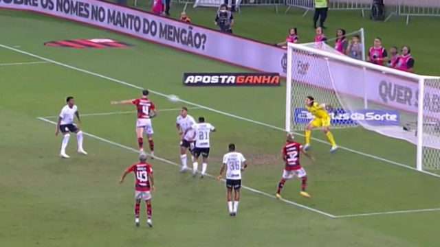 Com gol de Léo Pereira, Flamengo vence Corinthians no Maracanã