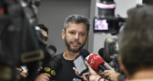 Dupla é presa por extorquir vítimas e ameaçar divulgar fotos íntimas em grupo de aplicativoOs indivíduos extorquiam as vítimas e ameaçavam divulgar fotos íntimas em um grupo de aplicativo de mensagens para mais de 200 mil integrantes. Dupla é presa por extorquir vítimas e ameaçar divulgar fotos íntimas em grupo de aplicativo