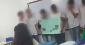 Em Manaus, aluno fura colega com caneta durante apresentação de trabalhoO caso aconteceu na manhã desta segunda-feira ( 08/05), um aluno agrediu uma colega dentro de uma sala de aula com uma caneta. Em Manaus, aluno fura colega com caneta durante apresentação de trabalho