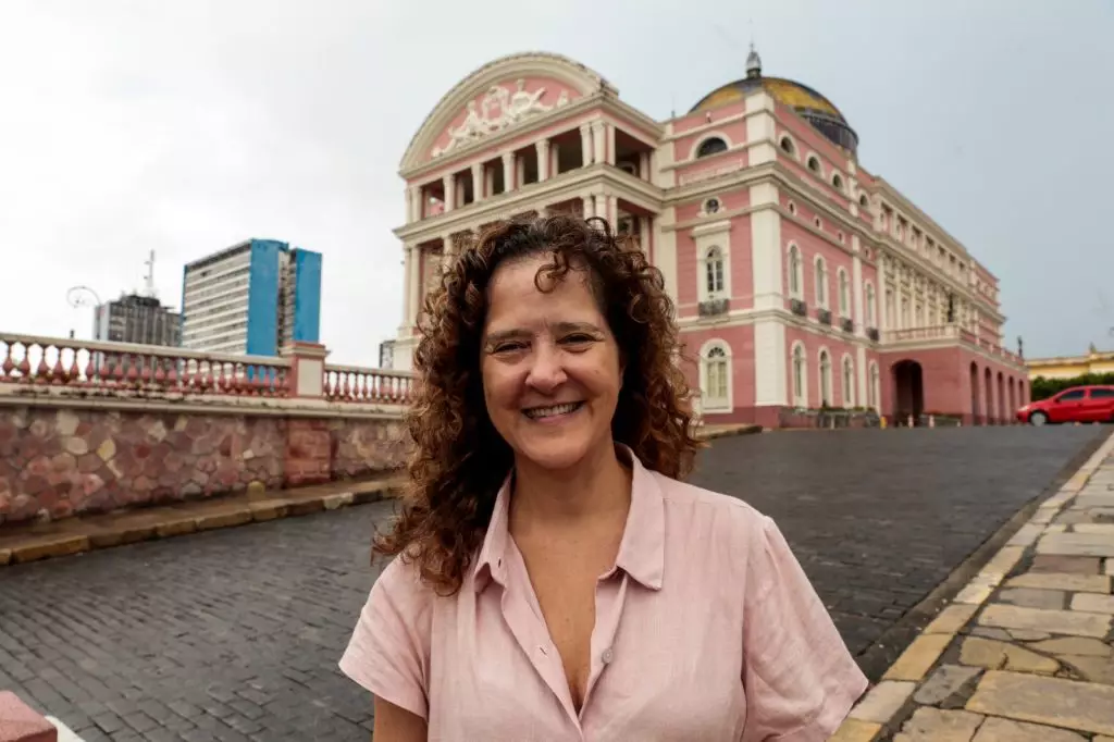 Escritores do projeto “Navegar é preciso” visitam Teatro Amazonas