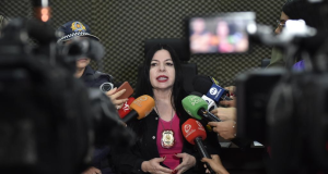 Homem é preso por crimes no âmbito da violência doméstica cometidos contra sua companheiraA vítima e o autor tinham um relacionamento há dois anos e a mulher era constantemente ameaçada e injuriada. Homem é preso por crimes no âmbito da violência doméstica cometidos contra sua companheira